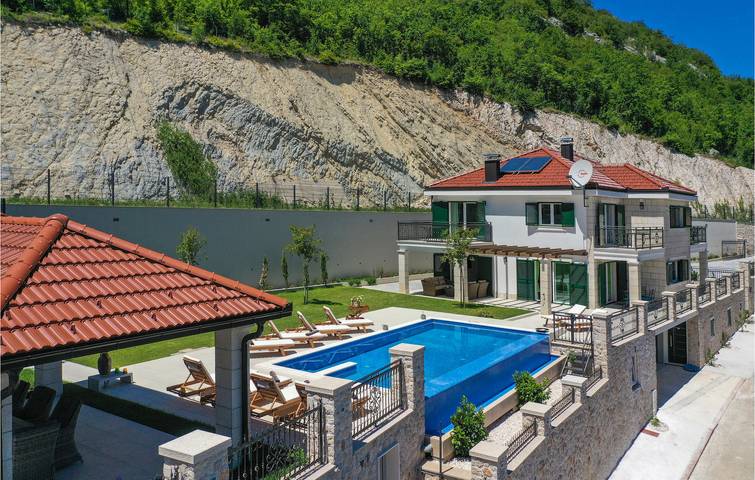 Gemütliche 1-Zimmer-Wohnung mit Pool und Terrasse in der Nähe des Flusses Vrbica in Makarska Riviera