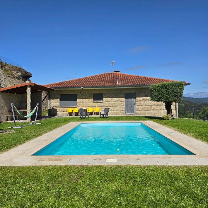 Villa 'Casa Da Batoca - Rossas' con vistas a la montaña, piscina privada y terraza privada in Rossas, Distrito de Braga