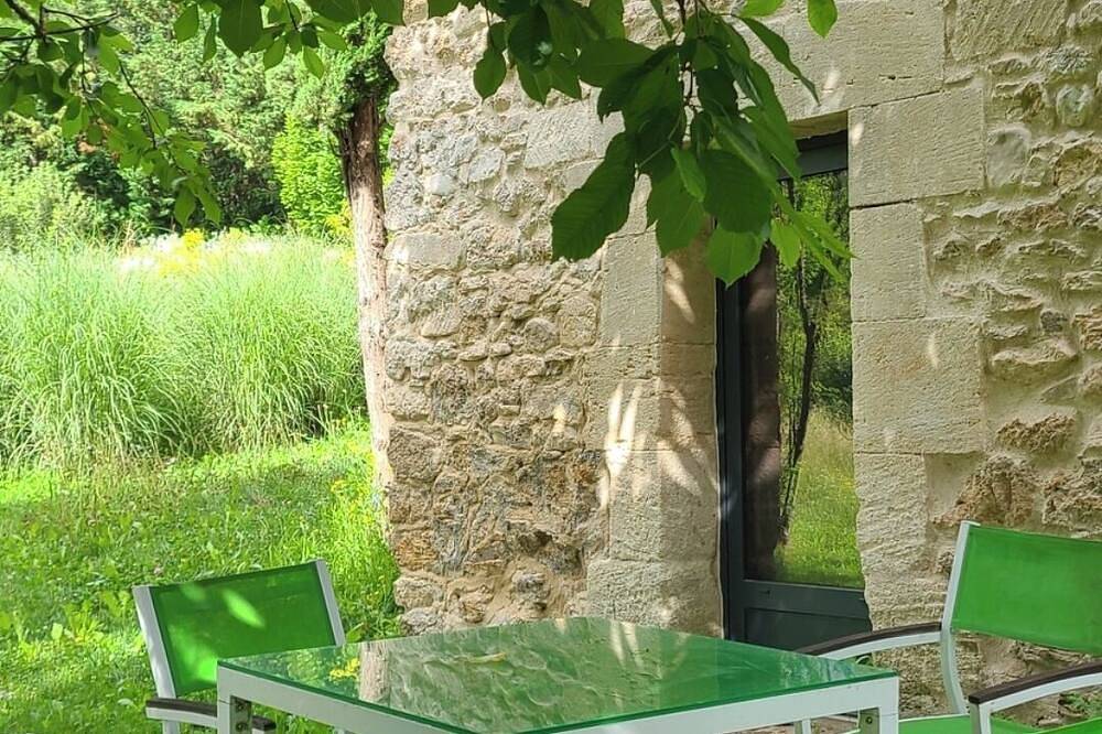 Roulotte et Spa en Pleine Nature Calme et Sérénité Pour un Séjour Ressourçant in Forcalquier, Parc naturel régional du Luberon