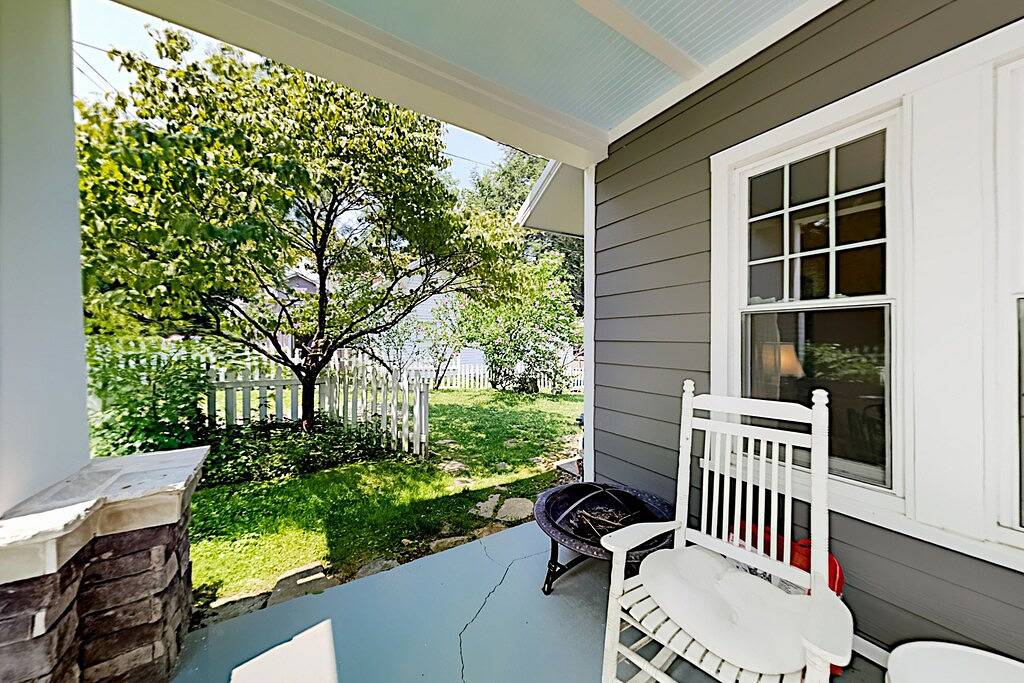 Charming home a short walk from downtown w/2 fireplaces, porch, yard, firepit in Hendersonville, Henderson County (NC)