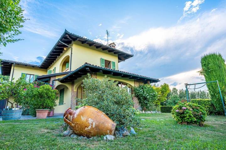 Casa vacanza per 6 persone, con idromassaggio e giardino in Canelli (Comune)