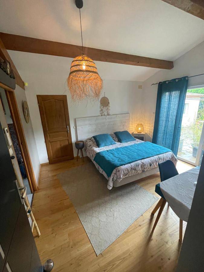 Chambre d’hôte pour 3 personnes, avec Jacuzzi et Terrasse ainsi que Jardin et Vue