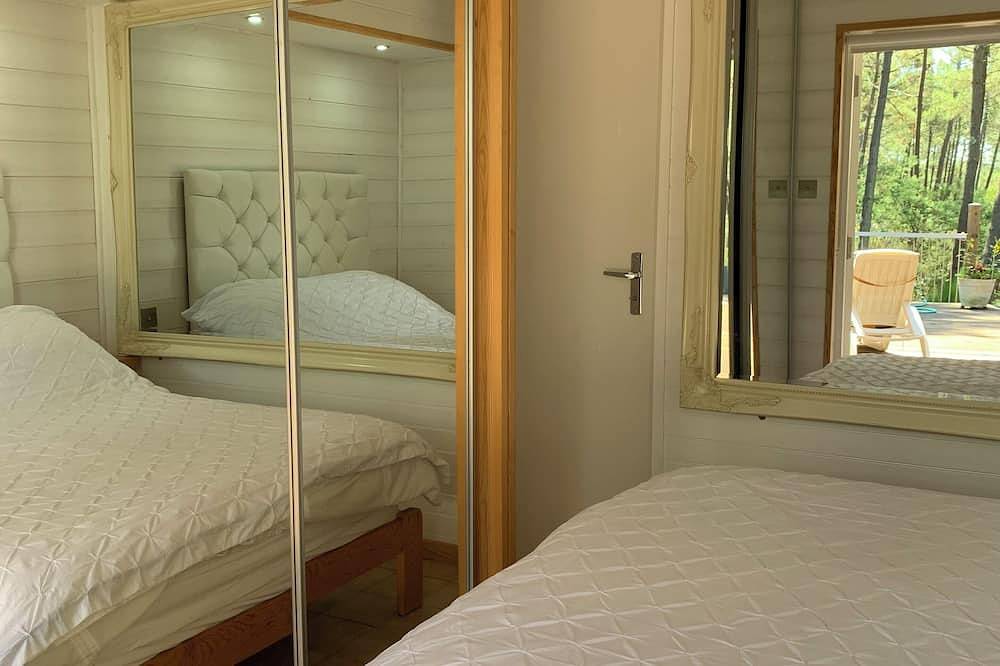 La Jenny Chalet with pool views in Naturist Village in Le Porge, Lesparre-Médoc region