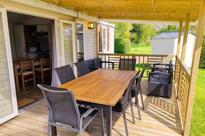 Location de vacances pour 8 personnes, avec Terrasse ainsi que Jardin et Piscine à Saint-Symphorien-le-Valois