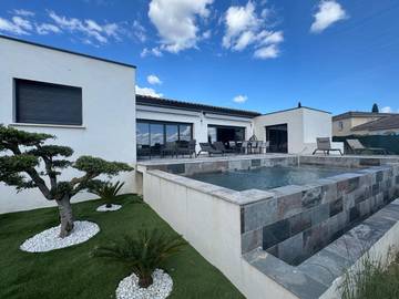 Location de vacances pour 8 personnes, avec jardin et vue ainsi que piscine et terrasse à Saint-Hilaire-de-Brethmas