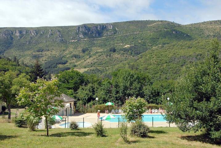 Parc de vacances pour 8 personnes, avec bassin pour enfant et jardin ainsi que vue et piscine, animaux acceptés