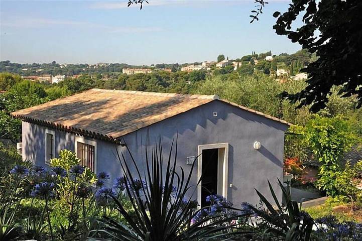Mas de la Galinette \"Glycine\" in Biot, Côte méditerranéenne (France)