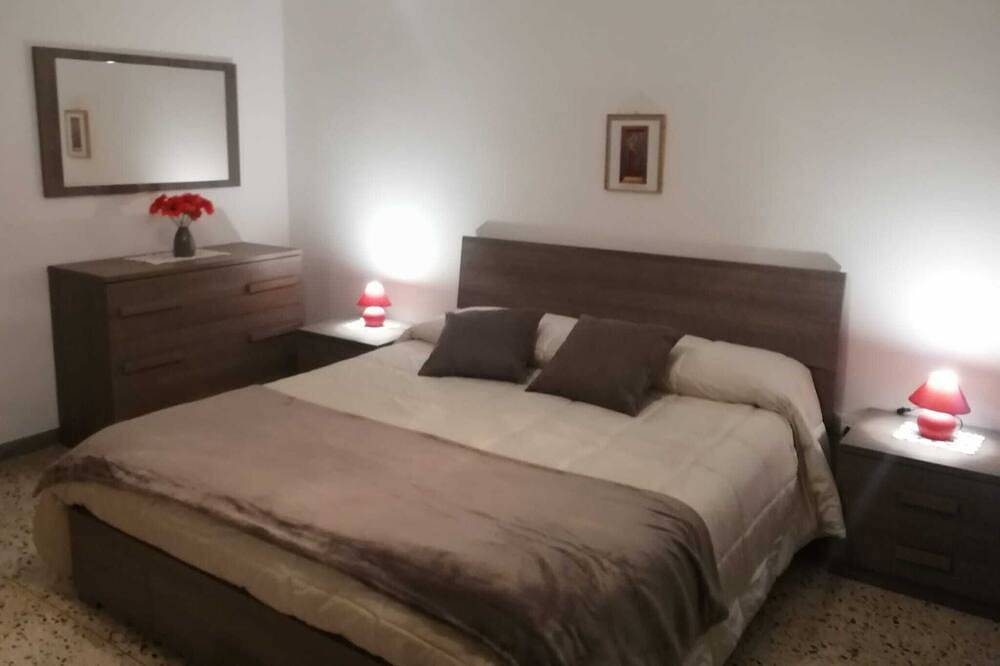 Three Bedroom House With Garden in Introdacqua, Provincia de L'Aquila