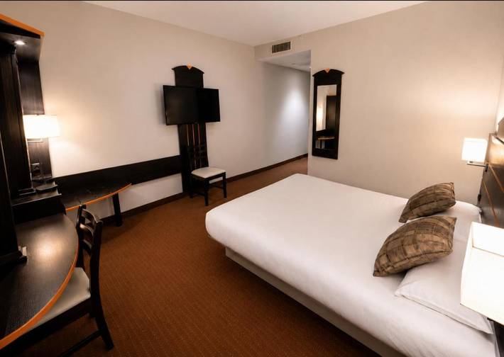 Hôtel pour 3 personnes, avec Terrasse et Vue à La Brède - 2