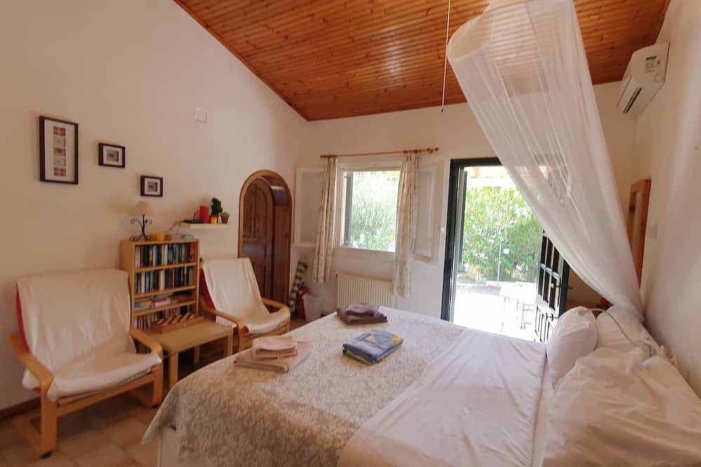 Cottage, walk to beach and tavernas, stunning sea and mountain views in Paleokastritsa, Corfou