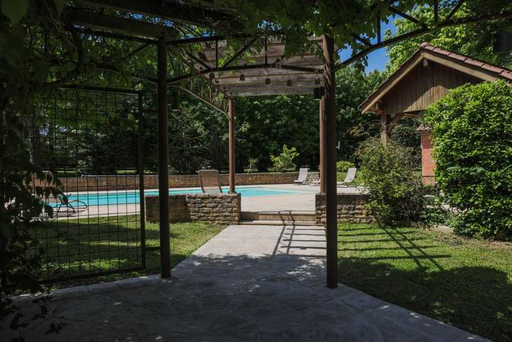 Location de vacances pour 12 personnes, avec piscine et jardin ainsi que terrasse et vue à Montbellet - 2
