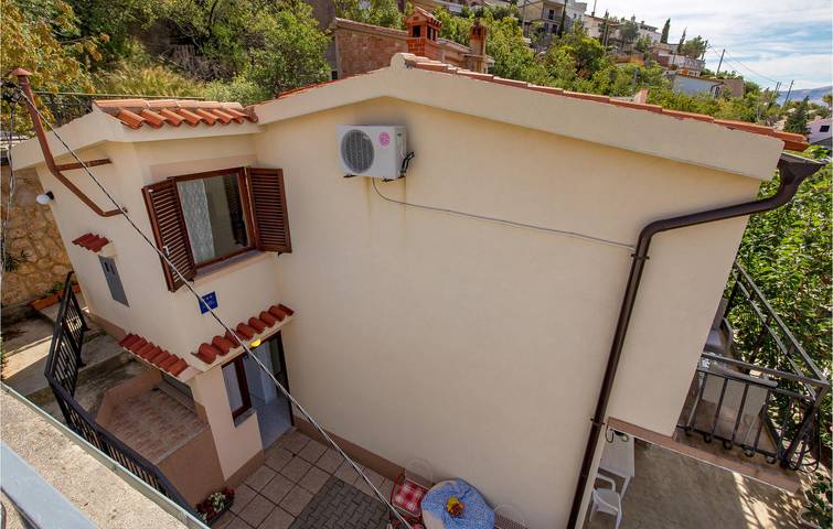 Ganze Ferienwohnung, Apartment am Meer mit Terrasse, WLAN und Parkplatz – 2 km vom Strand entfernt in Naturpark Velebit