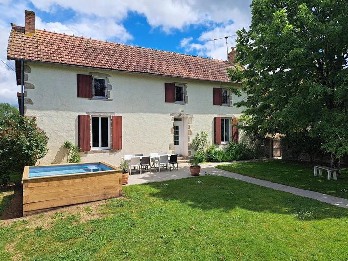 Location de vacances pour 8 personnes, avec Jacuzzi et Terrasse ainsi que Jardin et Piscine à Boismé