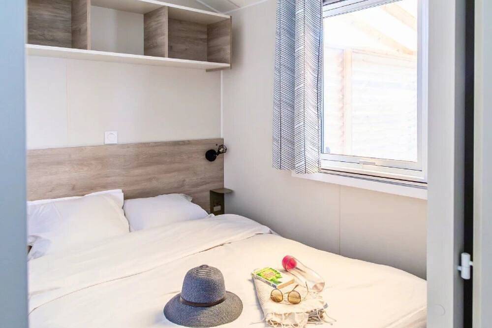 Zecamping 3 étoiles piscine chauffée locatif Tv Lv Bbq 33m2 in Martigues, Côte méditerranéenne (France)
