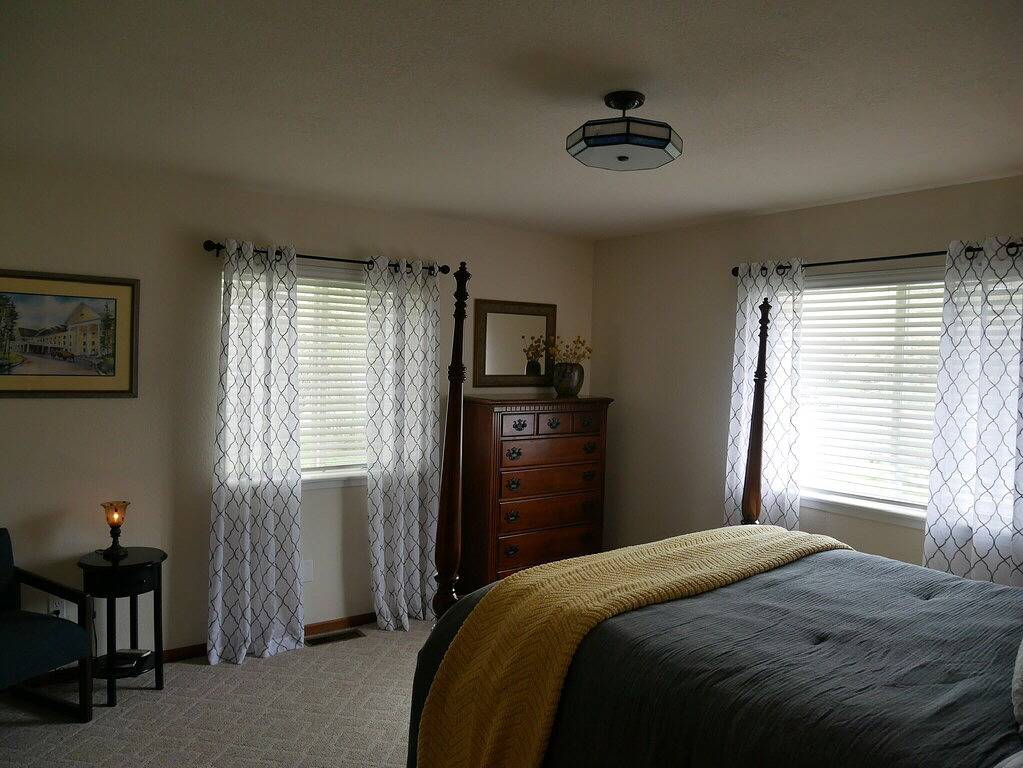 Entspannen Sie sich am Yellowstone River mit herrlicher Aussicht auf die Berge in Gardiner, Absaroka Range