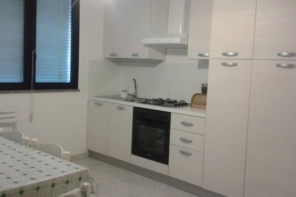 Appartamento intero, Ampia villetta a schiera appena ristrutturata, con condizionatore in camera in Torre San Giovanni, Golfo di Taranto
