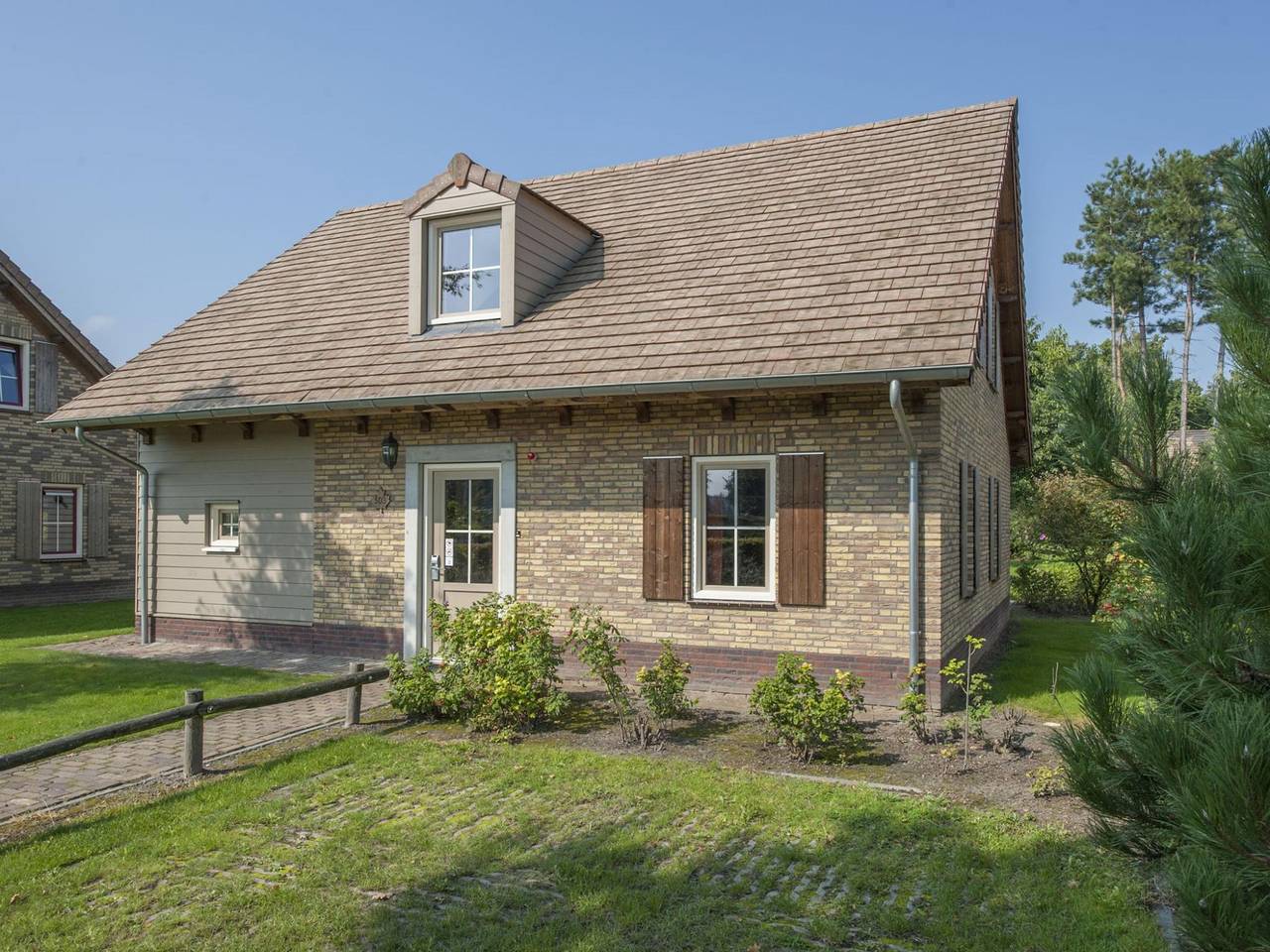 Luxurious villa with whirlpool and dishwasher near a reserve in Weert, Limburg (Niederlande)