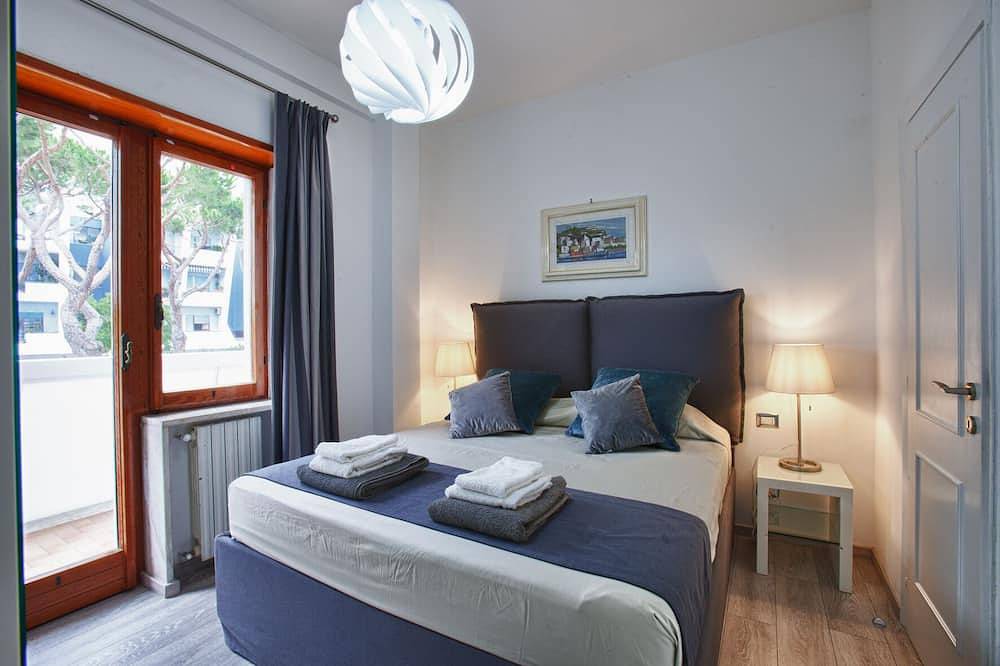 Apartamento entero, A terrace overlooking the gulf. Stylishly furnished apartment for relaxing days. in Porto Salvo (Latina), Provincia de Latina