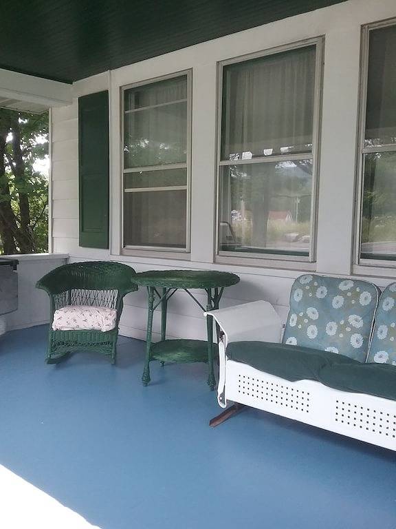 Vacation rental for 4 people, with yard and balcony in Hudson Valley
