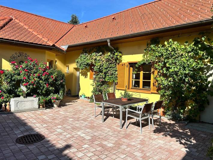 Ganze Wohnung, Ferienwohnung 'Unit 1' mit Gemeinschaftsterrasse und WLAN in Fürstenfeld, Steirerland