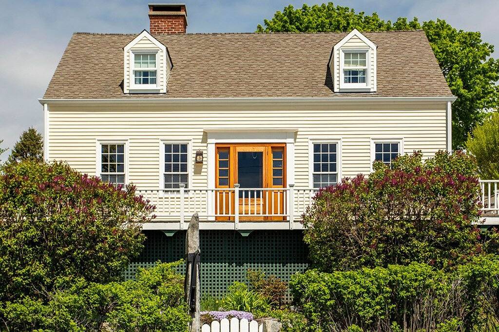 All-suite Boothbay Harbor home with deck, ocean views, and fireplaces in Boothbay Harbor, Lincoln County (Maine)