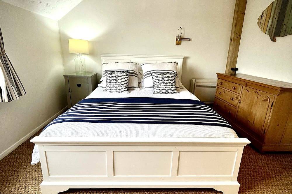 A cosy cottage by the sea with sea food and dog walks on the doorstep. in Mersea Island, Colchester