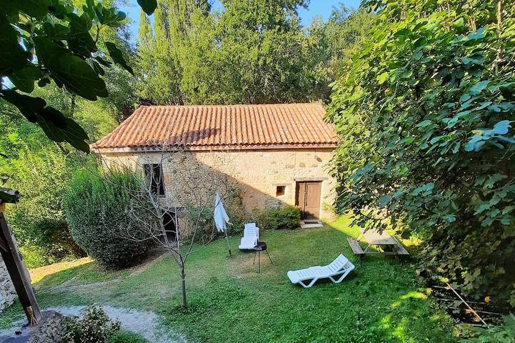 Location de vacances pour 3 personnes, avec piscine ainsi que terrasse et jardin à Marnac
