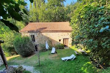 Gîte pour 3 personnes, avec jardin ainsi que terrasse et piscine à Marnac