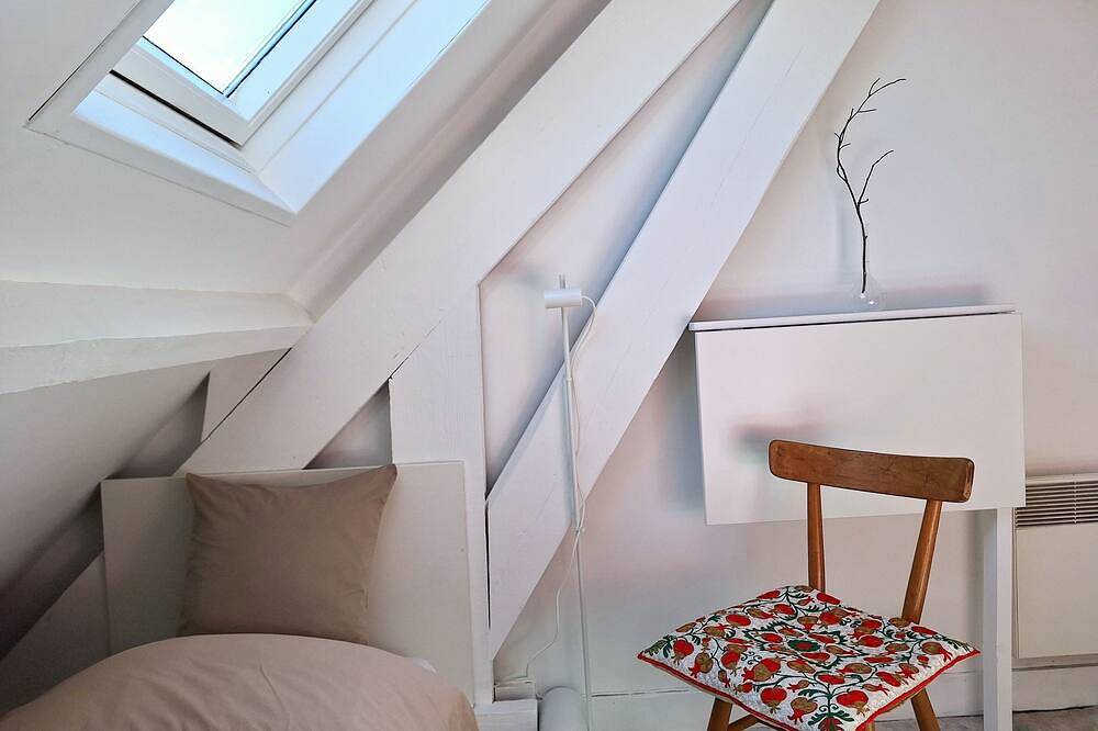 Hypercentre, jolie chambre indépendante nichée sous les combles in Tours, Région de Tours