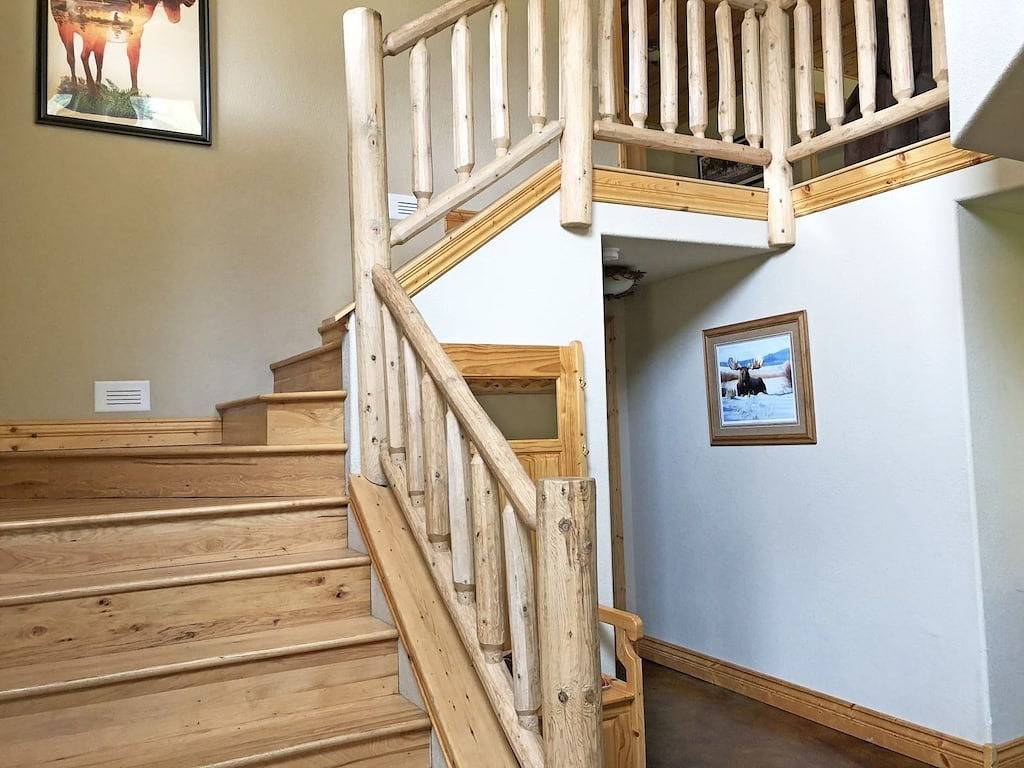 Atemberaubende Blockhaus umgeben von Bäumen in Black Hills