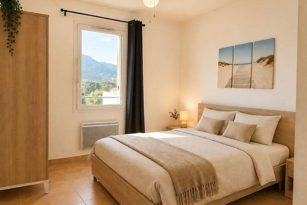 Ganze Wohnung, Air-conditioned two-bedroom apartment with private parking – Beach and downtown L'Île-Rousse within walking distance in L'Île-Rousse, Calvi und Umgebung