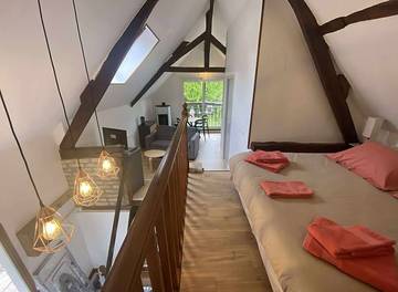 Gîte pour 2 personnes, avec piscine et jardin ainsi que vue sur le lac et terrasse dans Hauts-de-France