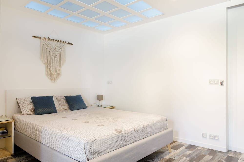 Apartamento entero, Gran estudio nuevo frente al puerto y playa con parking privado. in Golfe-Juan, Vallauris