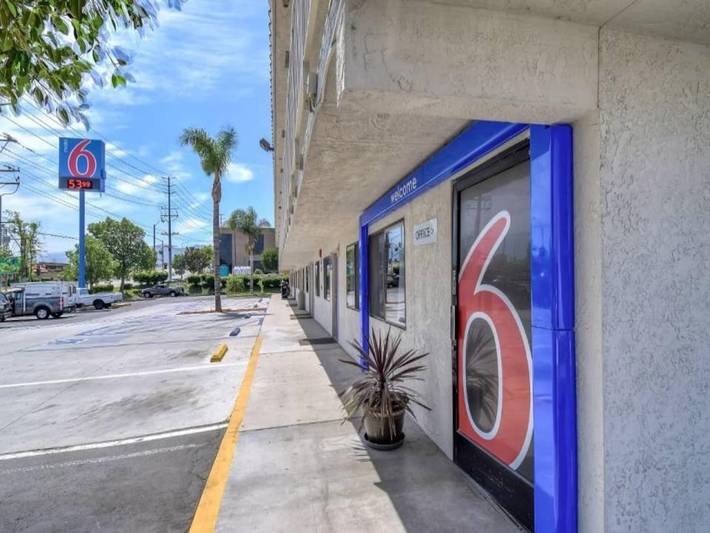 Apartamento entero, 1 cama matrimonial | Ducha adaptada para personas con discapacidad in Corona, Riverside County