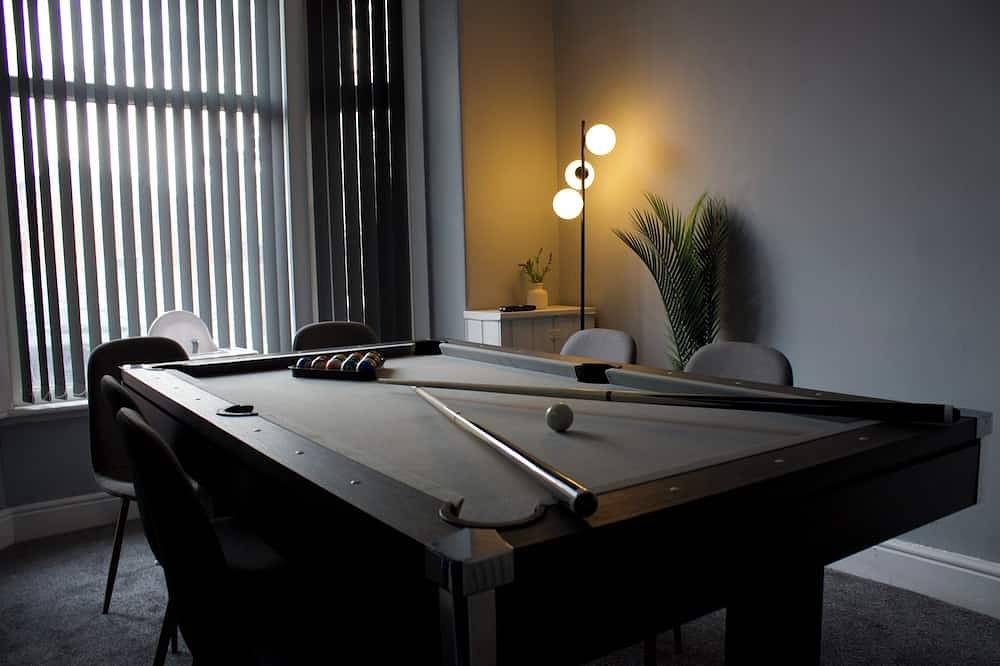 Modern 3Br Stay for 8 | Easy City Access + Parking + Pool Table for Family Fun in Manchester, Greater Manchester