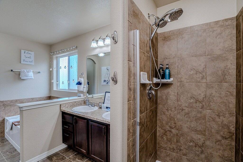 Colorful Co Spgs-Midterm Rental Length, Mt Views, Self Check-In, Parking & More! in Colorado Springs, El Paso County (CO)