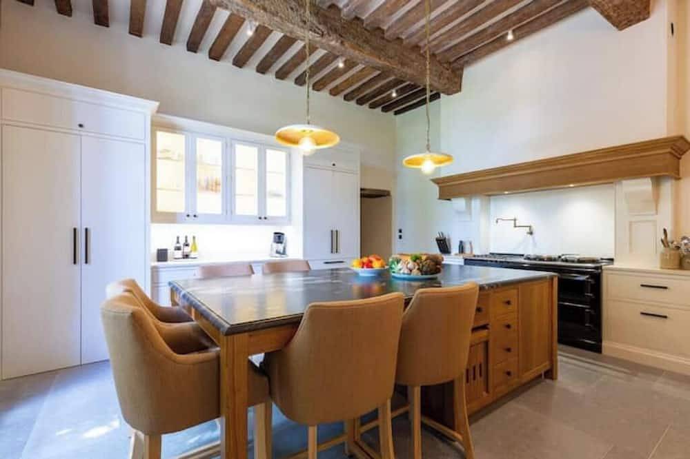 Luxurious 5-bedroom castle in peaceful Rayet with Ac in Rayet, Région de Villeneuve-sur-Lot