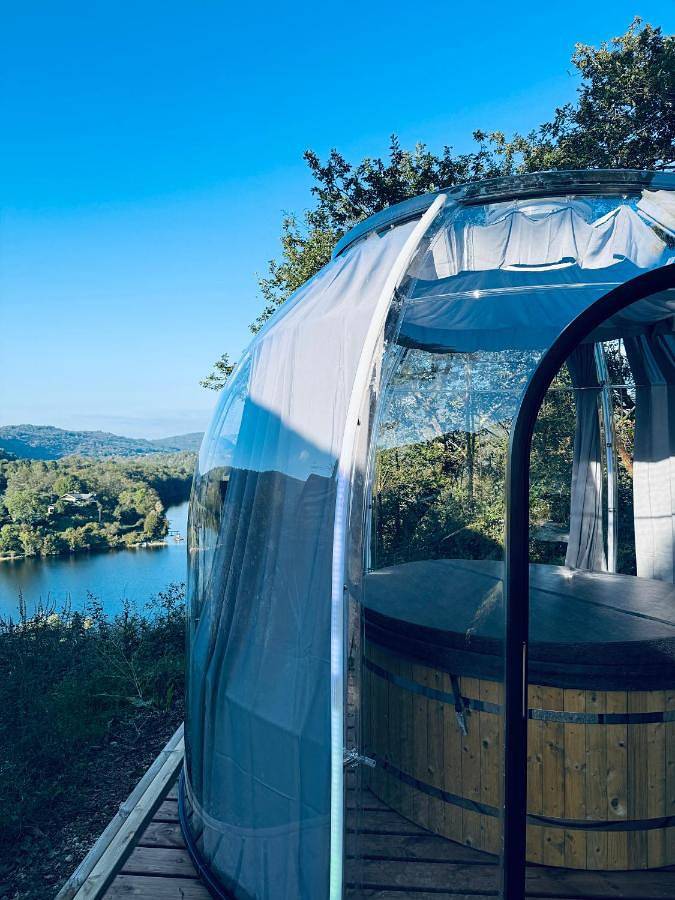 Gîte pour 3 personnes, avec Balcon et Jacuzzi ainsi que Terrasse et Vue sur le lac dans Mérignat