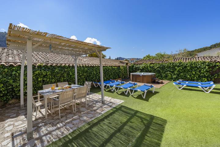 Villa für 6 Personen, mit Terrasse und Garten sowie Whirlpool in Pollença
