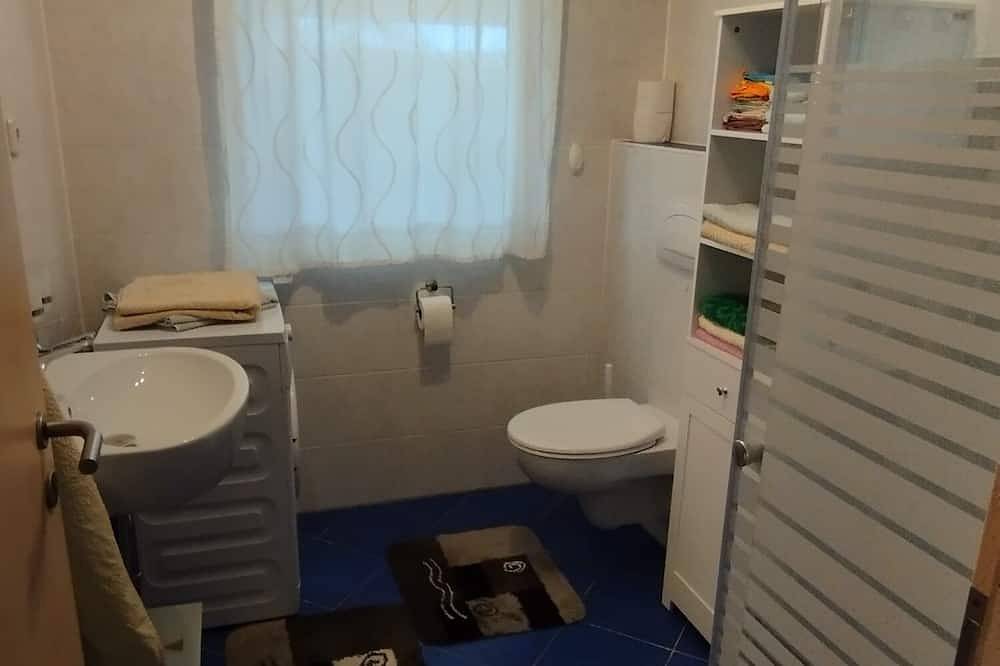 Mitten im Grünen - Haus mit 3 Schlafbereichen, Terrasse und großem Pool in Glien, Ruppiner Seenland