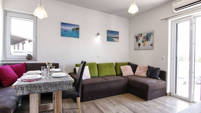 Ferienwohnung für 4 Personen, mit Garten und Terrasse in Pakostane