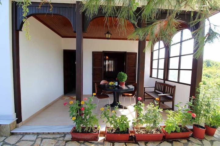 Vacation house for 4 people, with yard in Greece