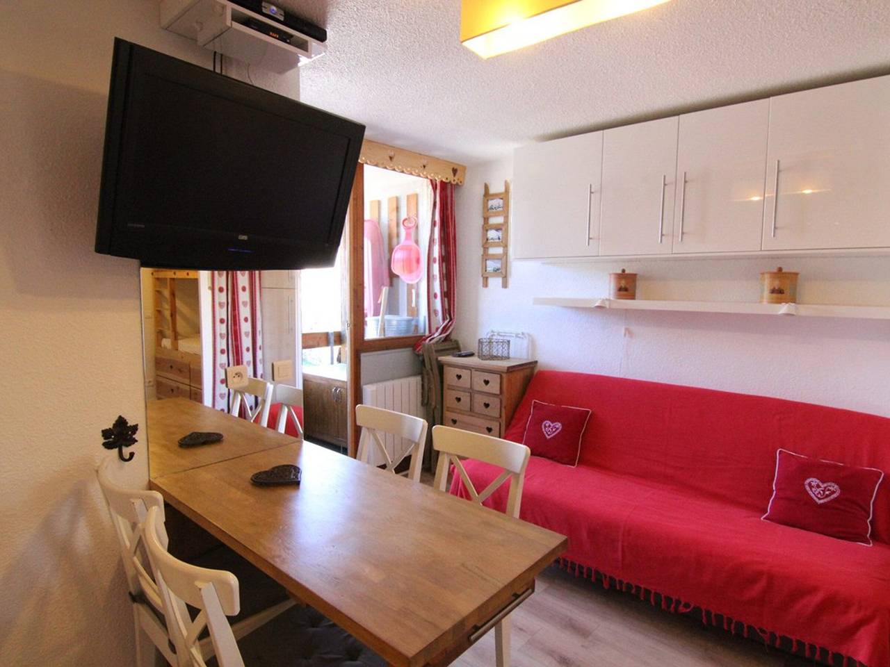Entire apartment, Cozy Apartment for 4/5 with Balcony near Ski Lifts, Shops & Ski School - Alpe d'Huez in Huez, Écrins National Park