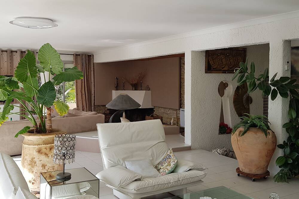 Very Large And Pleasant House In A Green Haven Of 4000 M² With Pool in Sénas, Arles region