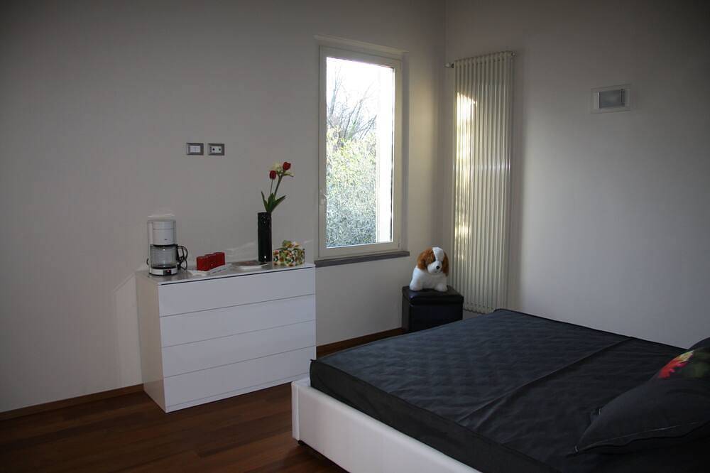 Neu erbaute Villa inmitten von Eichen-, Kiefern- und Erdbeerbäumen in Montecarlo (Toskana), Lucca Provinz