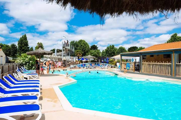 Camping voor 6 personen, met terras en zwembad in Longeville-sur-Mer