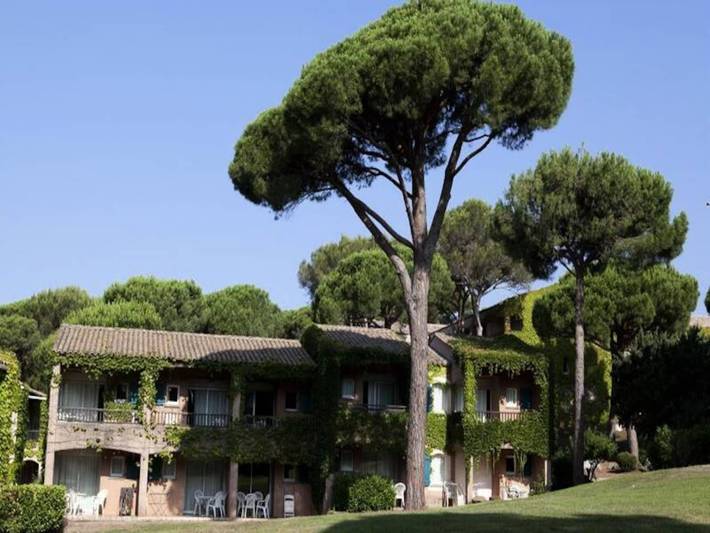 Gîte pour 6 personnes, avec piscine et terrasse, adapté aux familles dans Golf et Tennis Club de Valescure - 2