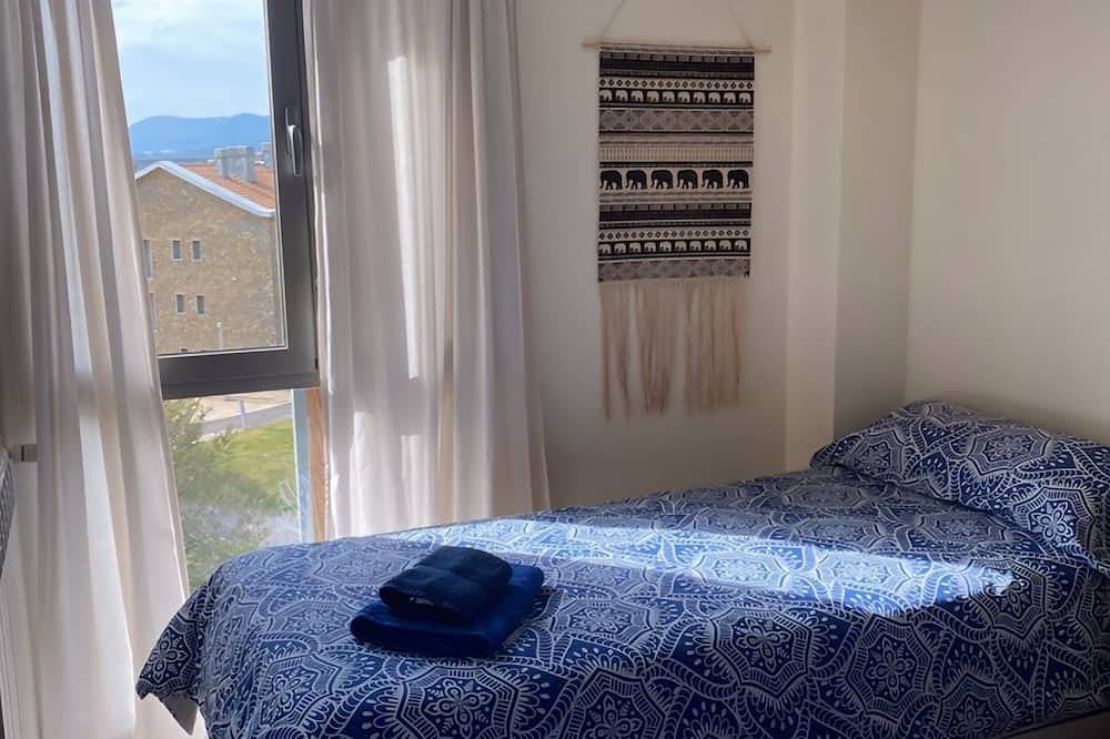 Entire apartment, Apartment with views of the Pyrenees with free Wifi and Netflix in Sabiñánigo, Spanish Pyrenees