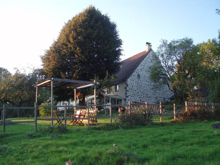 Gîte pour 2 personnes, avec jardin ainsi que jacuzzi et terrasse dans le Puy-de-Dôme - 4