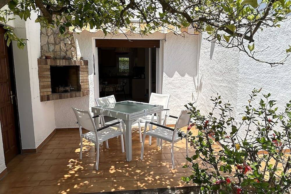 Charming renovated house - 4 mn walk from Grifeu beach - Very nice garden-Parking area in Llanca, Upper Empordà